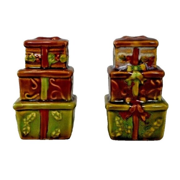 Stacked Presents Ceramic Salt and Pepper Set (Christmas/Holidays) - Picture 1 of 6